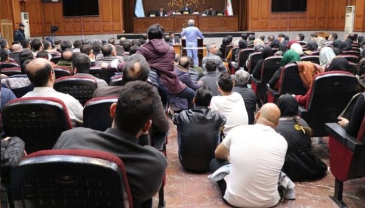 دادگاه پرونده کینگ مانی با حضور هزاران شاکی برگزار شد