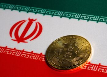 همتی: بانک مرکزی برای ساماندهی بازار ارز از تمام اختیارات قانونی استفاده می کند